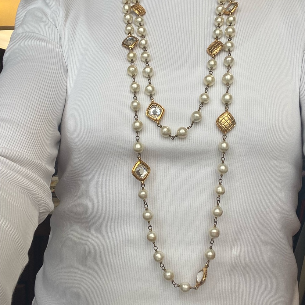 CHANEL 1970s quilted pearl and crystal embellished necklace. Collectors item! - Picture 2 of 4